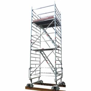 Andamio de torre móvil metálico con plataforma de trabajo y ruedas en la base para facilitar su desplazamiento.